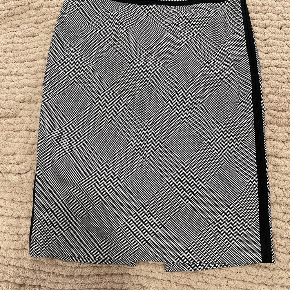 White House Black Market Black and White Pencil Skirt